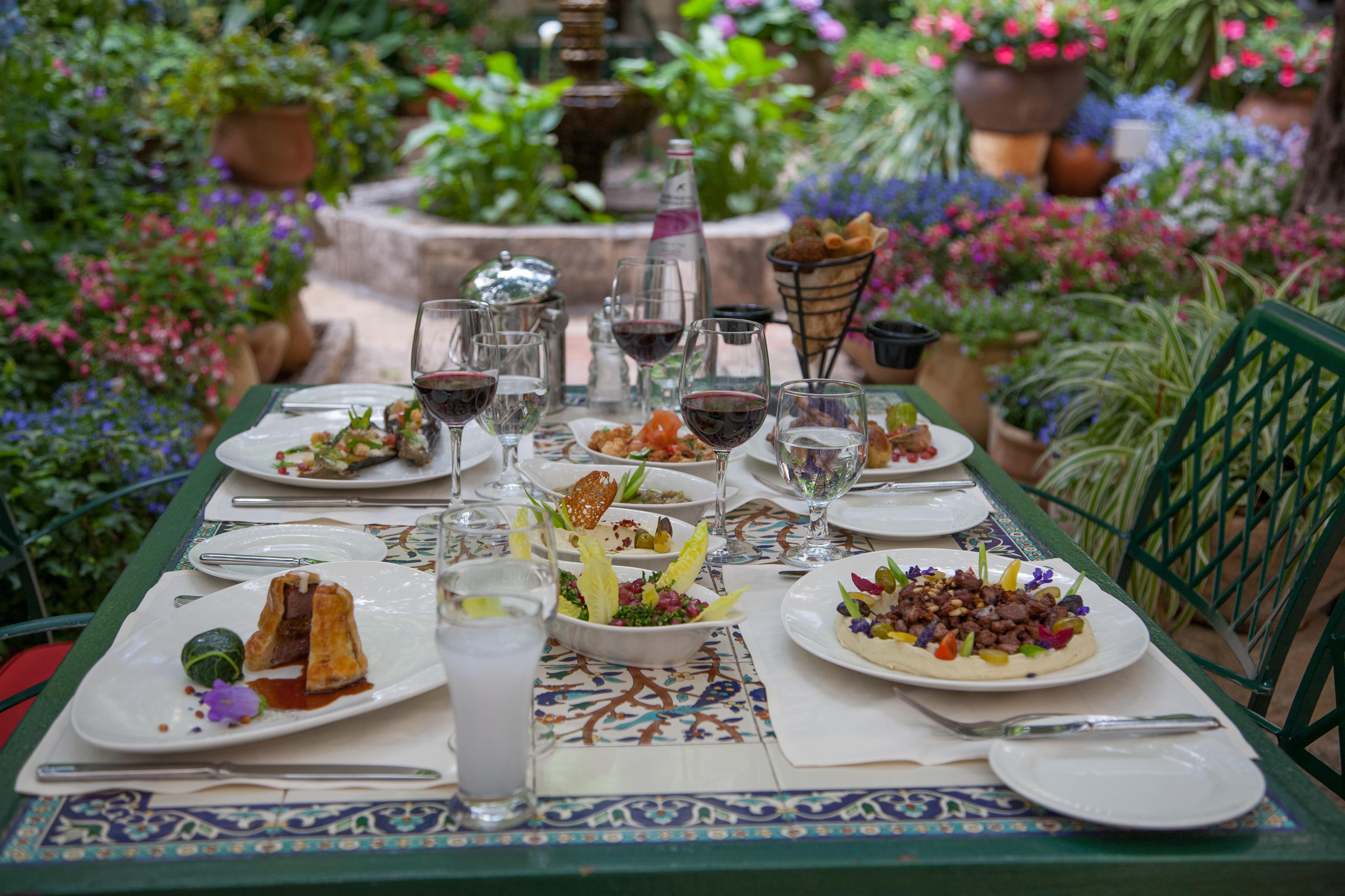 The American Colony Hotel - Small Luxury Hotels Of The World Jeruzalém Exteriér fotografie A table at the restaurant