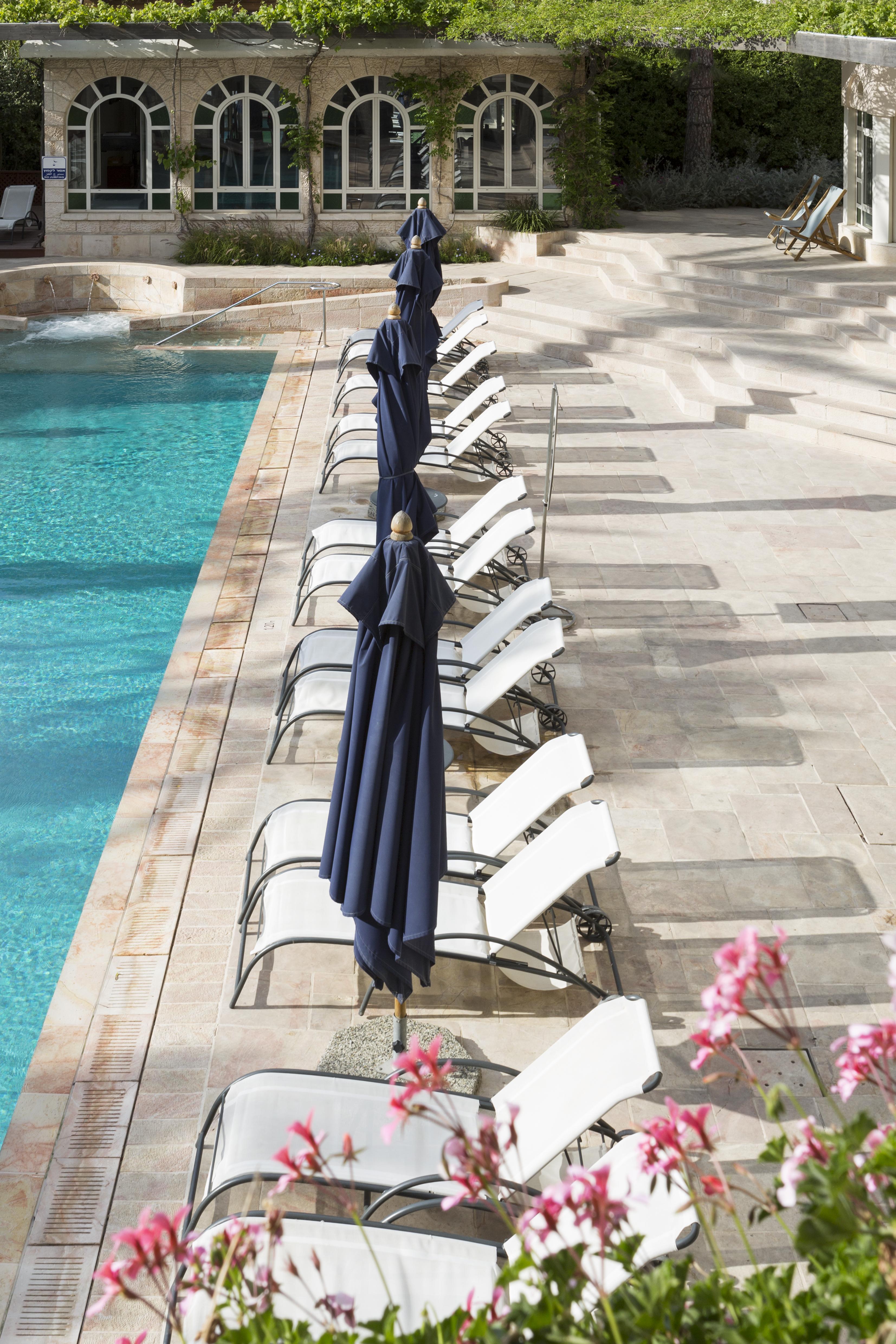 The American Colony Hotel - Small Luxury Hotels Of The World Jeruzalém Exteriér fotografie A poolside umbrella